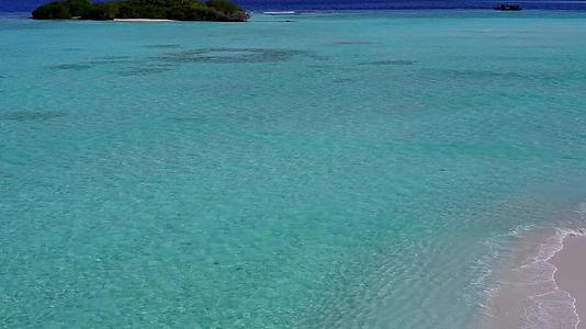 环礁湖海滩以透明的水和白沙为背景在空中冒险视频的预览图
