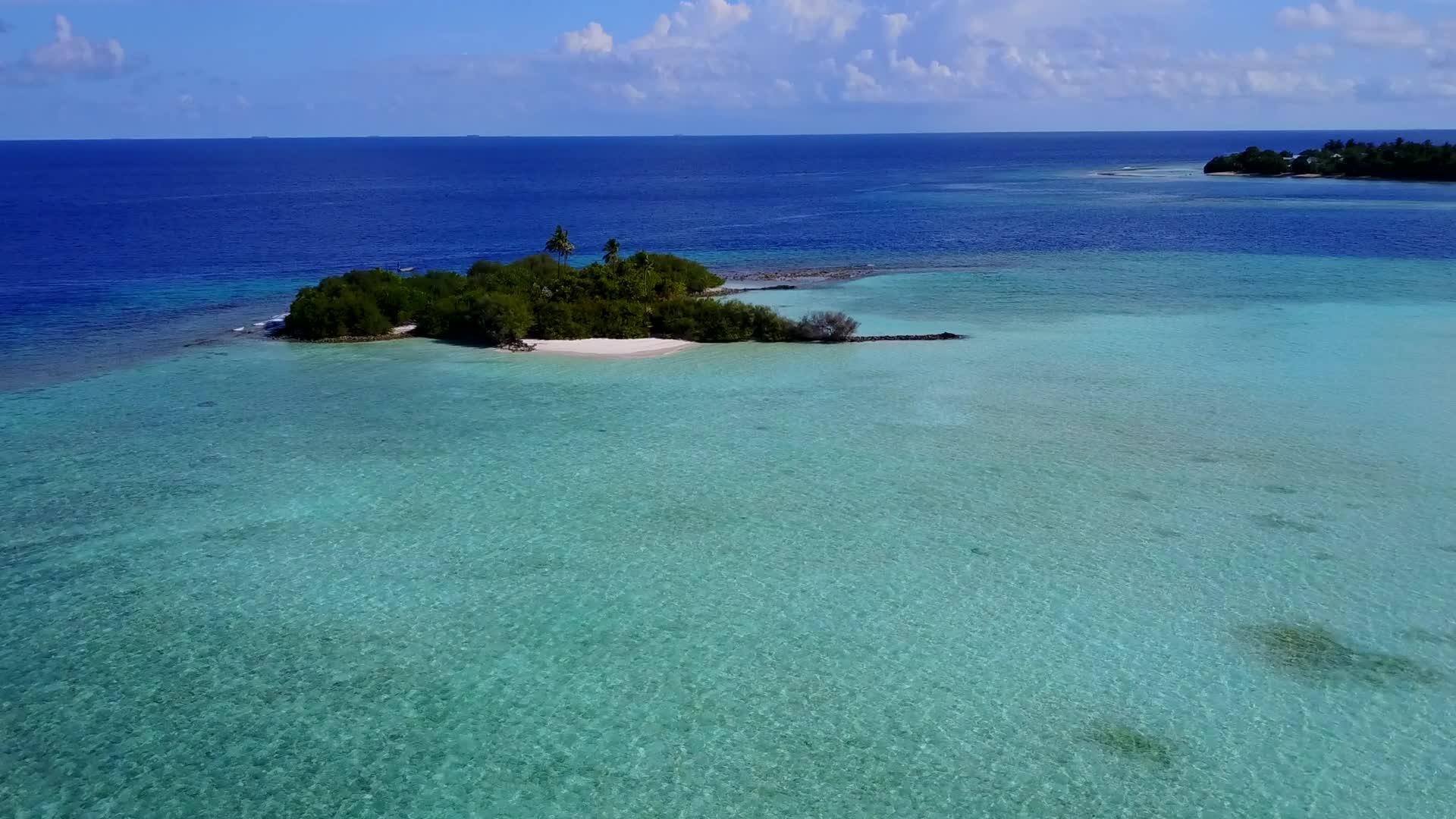 蓝色的海洋和干净的海滩背景完美的度假海滩之旅视频的预览图