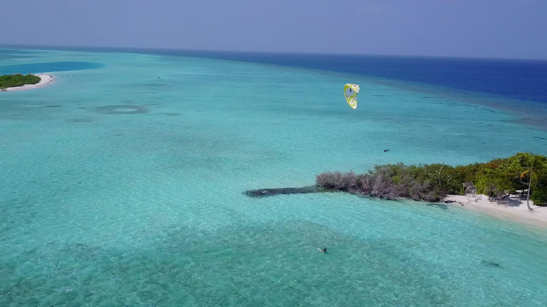 海风无人驾驶利用蓝水和浅沙背景进行海滨海滩旅游视频的预览图