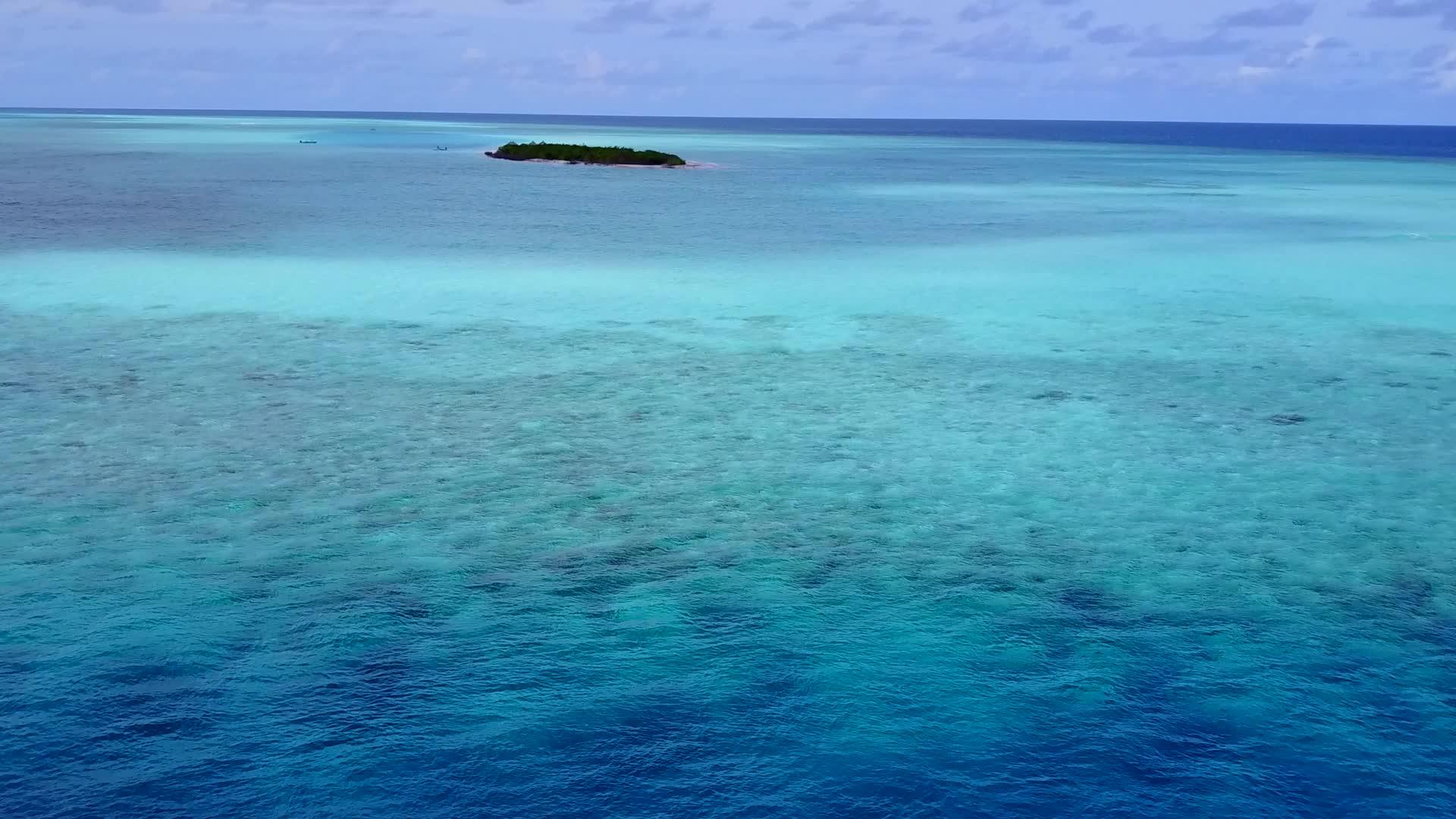 以凉爽的海滩背景中的蓝色水为例观看宁静的海滩度假视频的预览图
