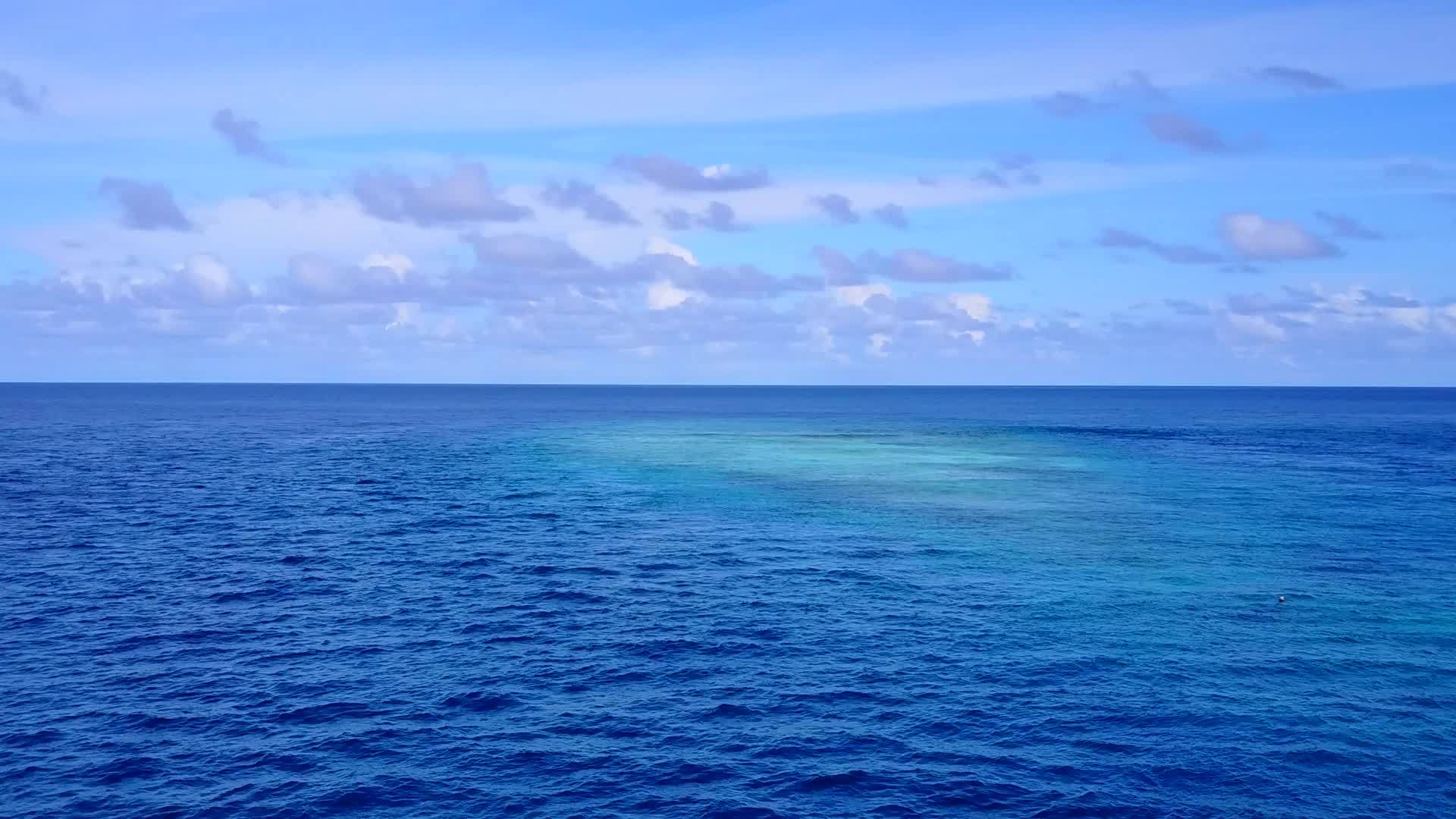 以清晰的海洋和白色海滩为背景欣赏豪华旅游海滩的海景视频的预览图