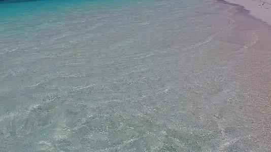 蓝海和白沙背景的宁静海岸海滩旅行的空中景象视频的预览图