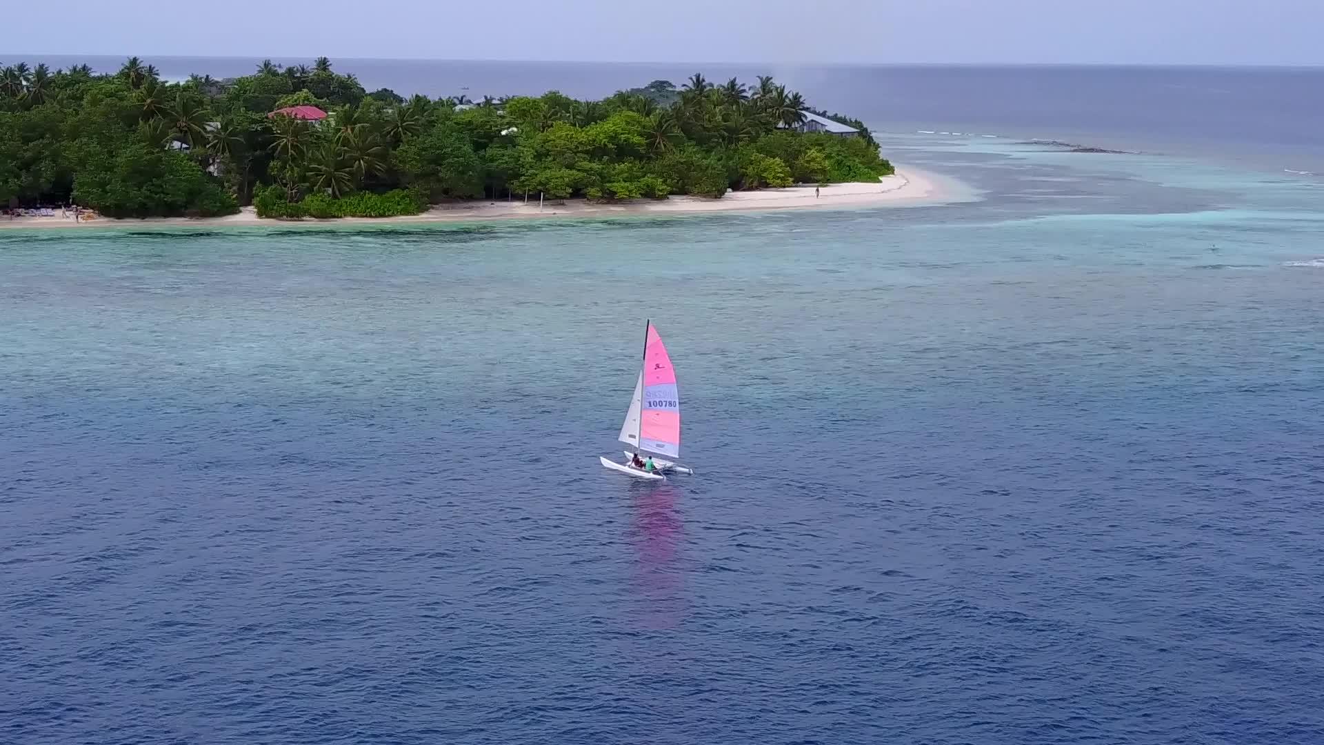蓝色的水和白色的海滩背景美丽的旅游海滩之旅视频的预览图