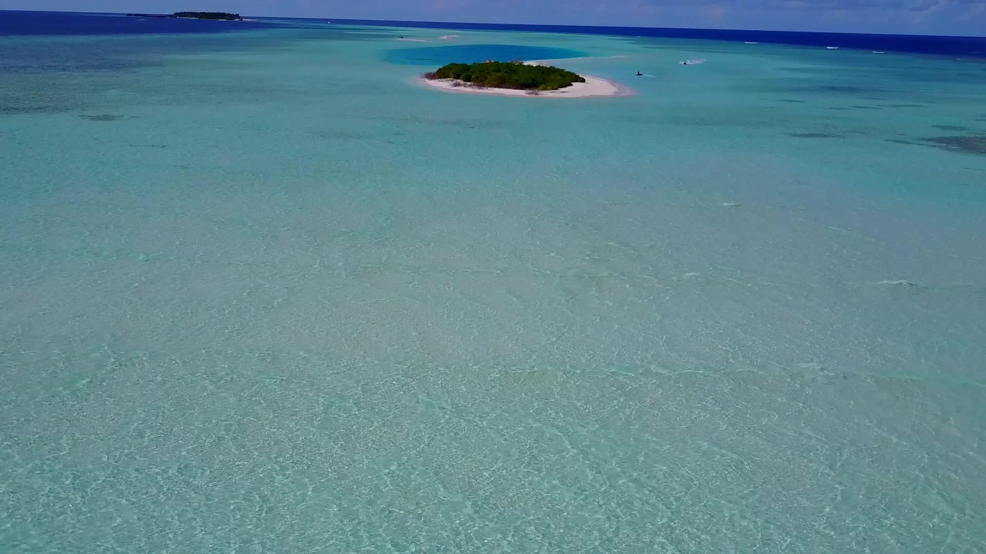 白沙背景清水下完美旅游海滩度假无人机空中旅游视频的预览图