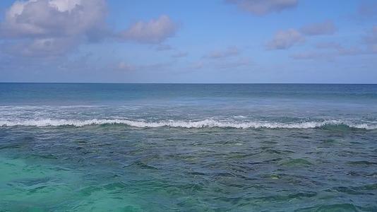 蓝色的海洋以蓝色的海洋和白色的沙子为背景在海边旅行在海上观海无人驾驶视频的预览图
