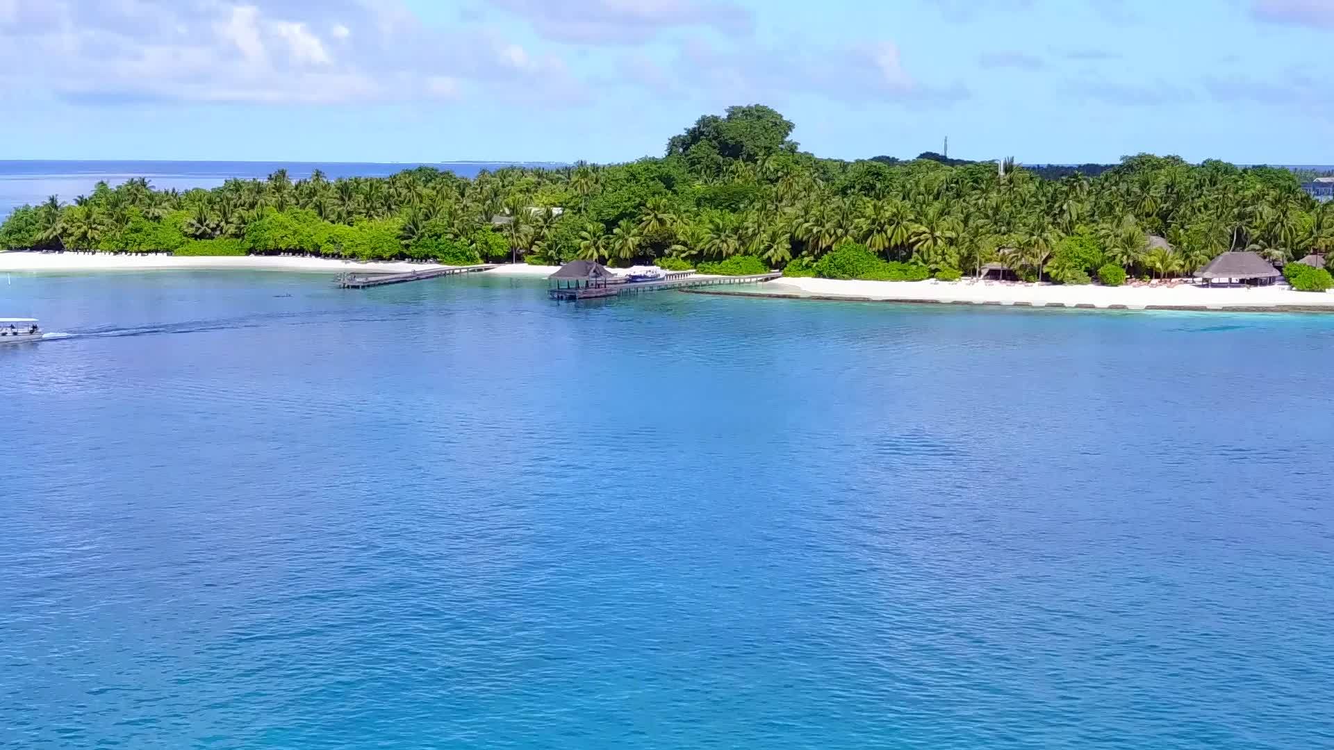 在浅海和白沙的背景下空中无人机全景视频的预览图