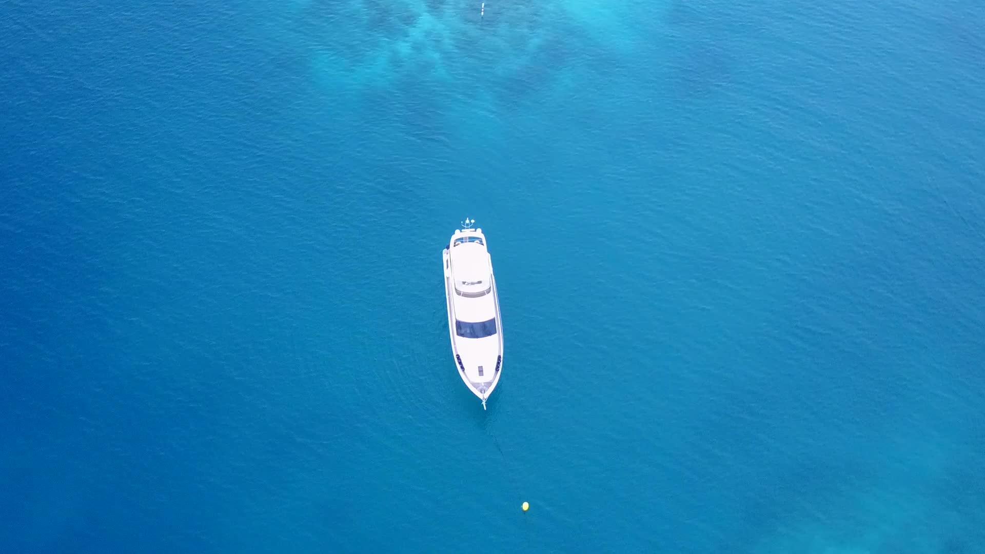 海滩旅游由松绿环礁湖和白色沙滩组成视频的预览图