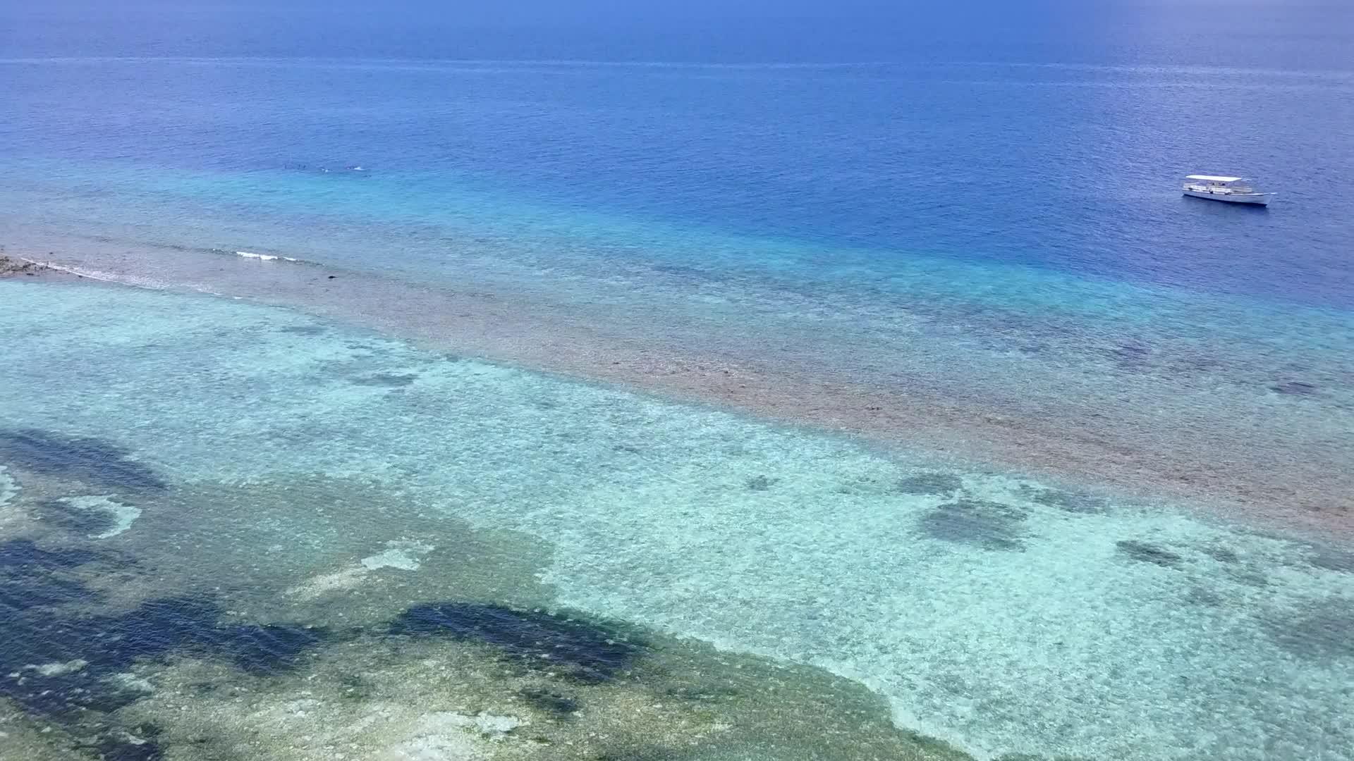 水蓝色海洋和白色海滩背景下完美的海景海滩冒险空气性质视频的预览图