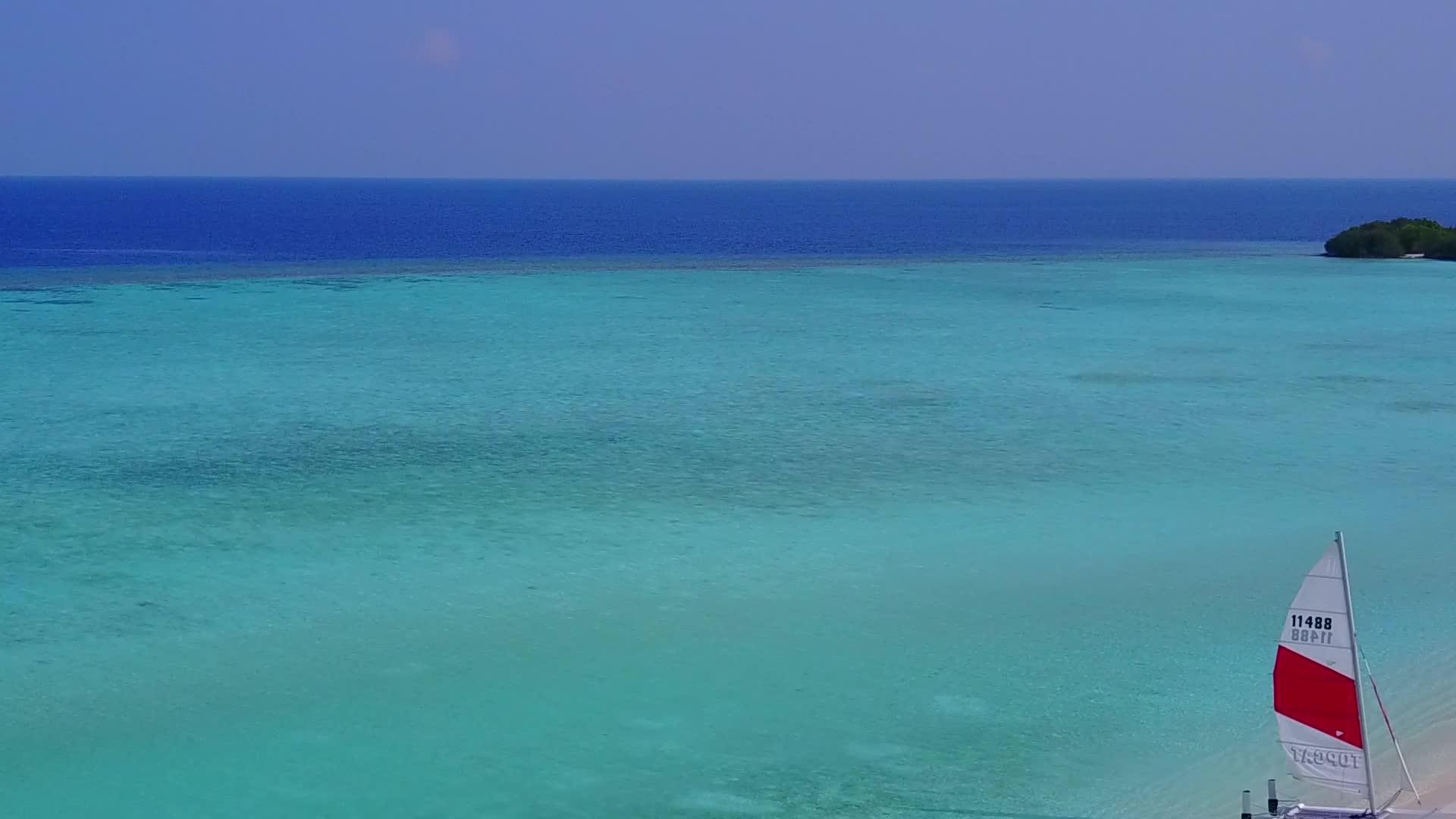 乘坐透明的海洋观光沙滩背景明亮放松旅游海滩视频的预览图