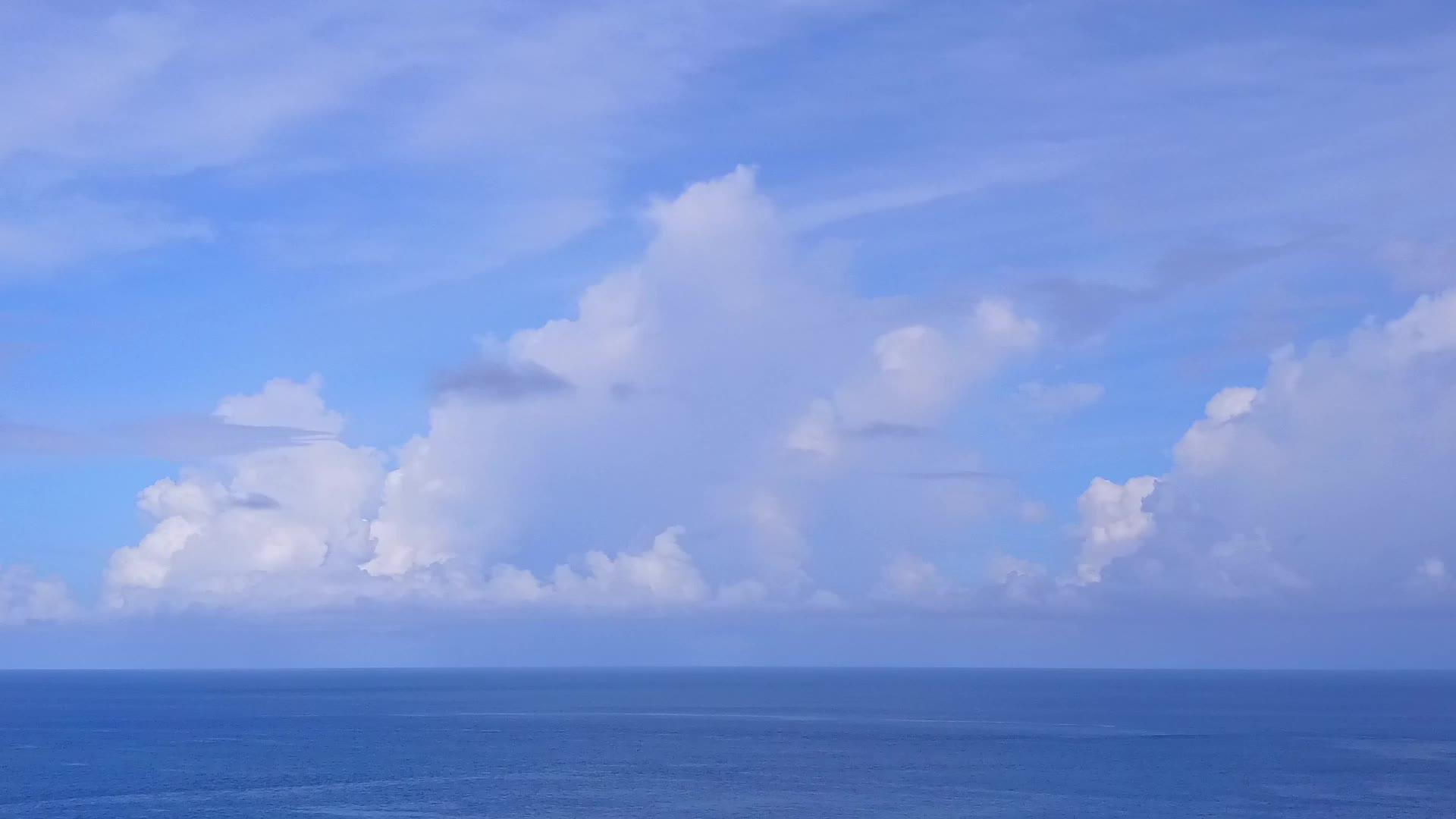 无人驾驶飞机在清海和白色海滩的背景下轻松航行视频的预览图