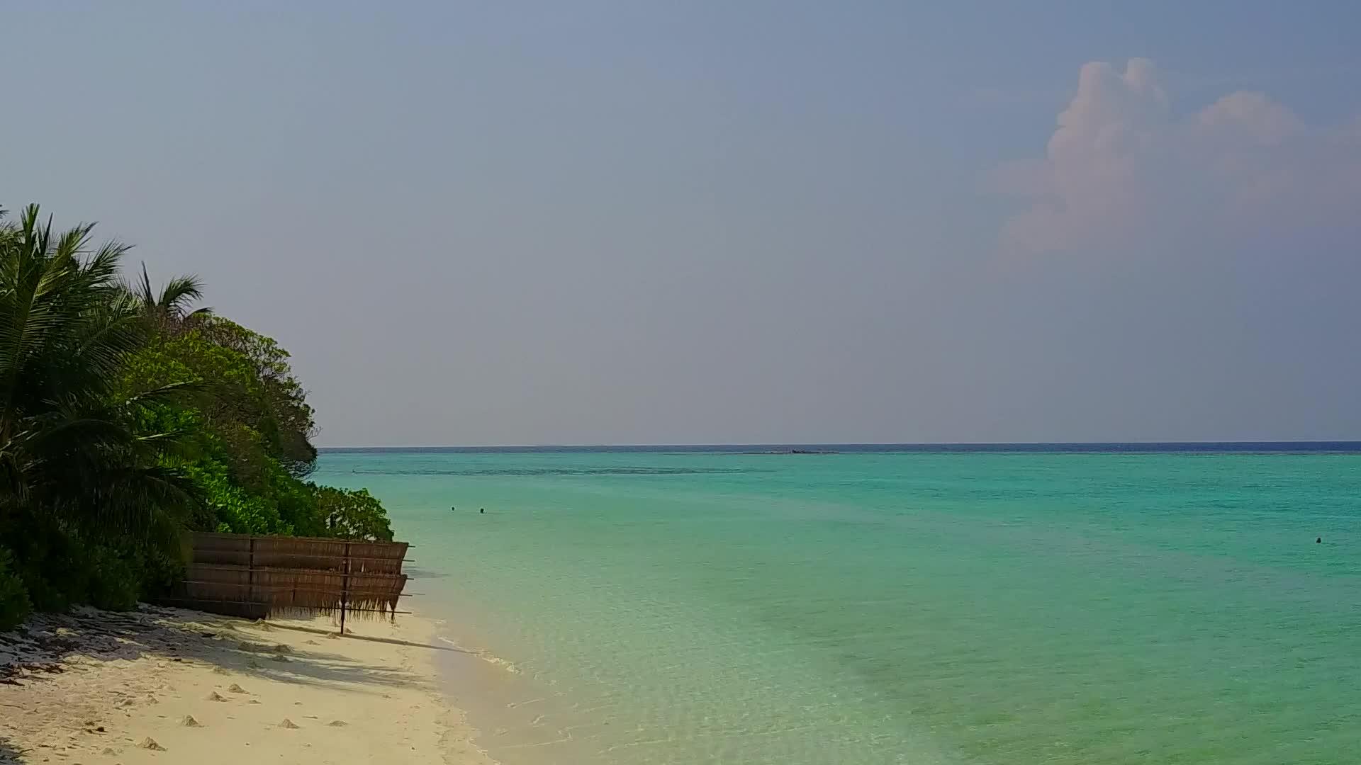 蓝色环礁湖以白沙为背景探索热带岛屿海滩视频的预览图