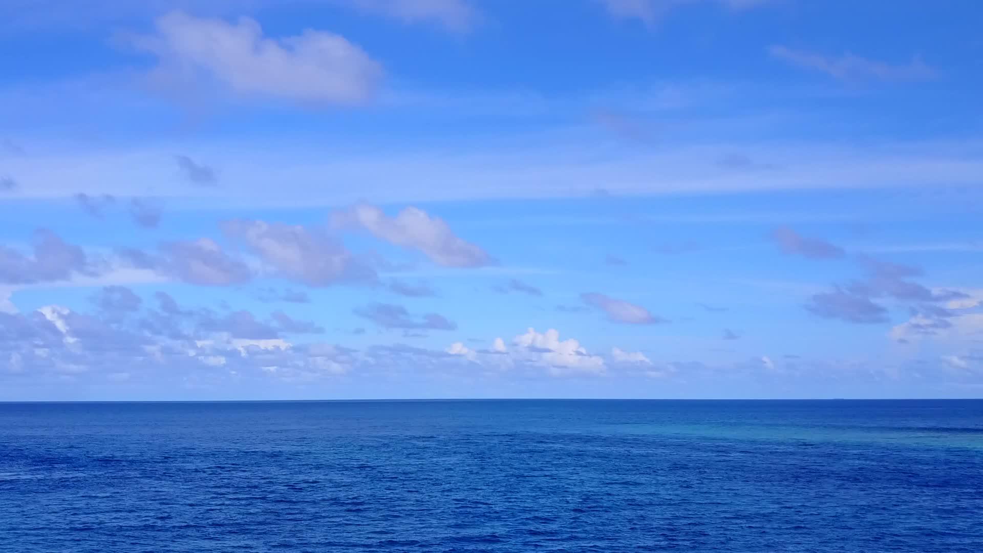 利用蓝海和白色海滩的背景对外部海岸海滩进行空中调查视频的预览图