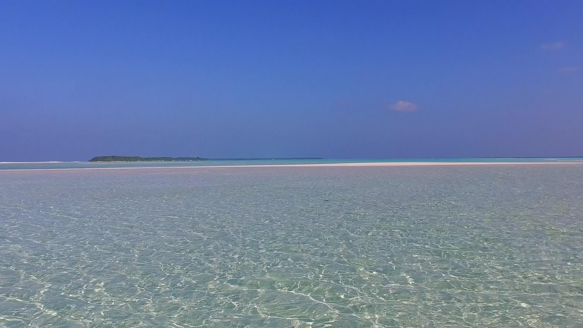 蓝用蓝海和白沙的蓝海放松海岸海滩时间的空中无人驾驶视频的预览图