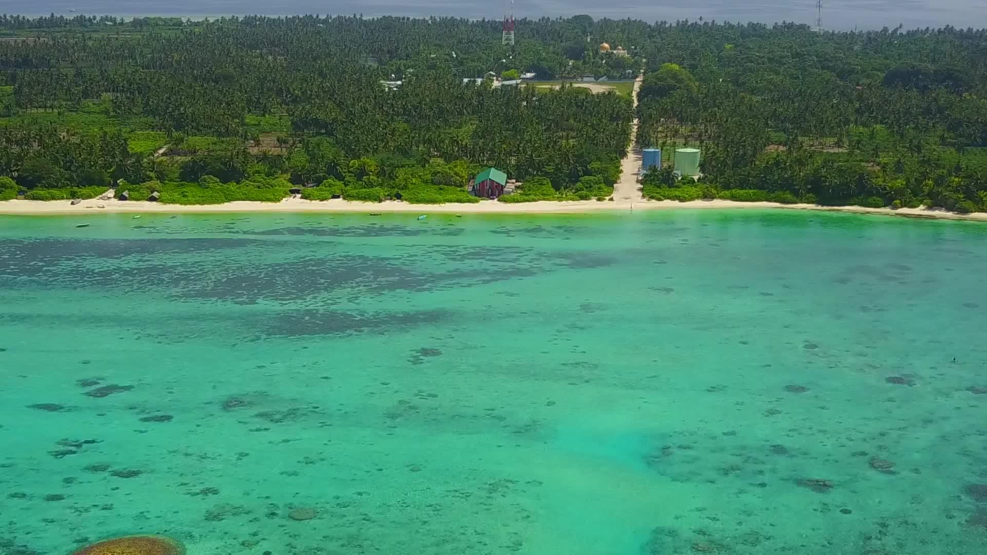 热带海岸线海滩的空中无人机景观以干净的沙子为背景视频的预览图