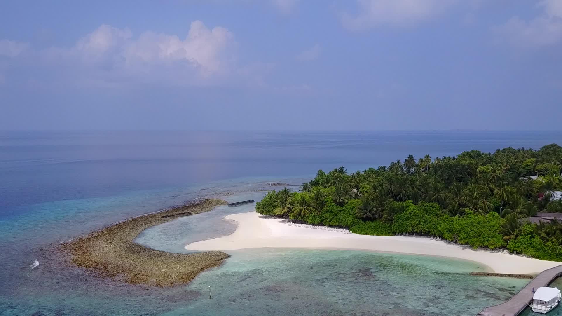热带旅游海滩航次蓝水和白沙热带无人驾驶飞机视频的预览图