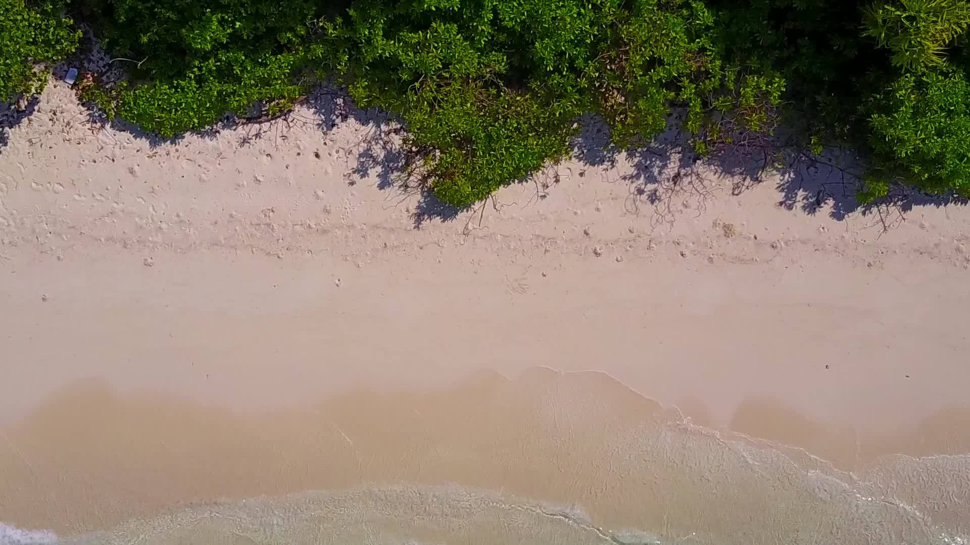 白沙底蓝水海滩时间无人驾驶空中飞机性质视频的预览图
