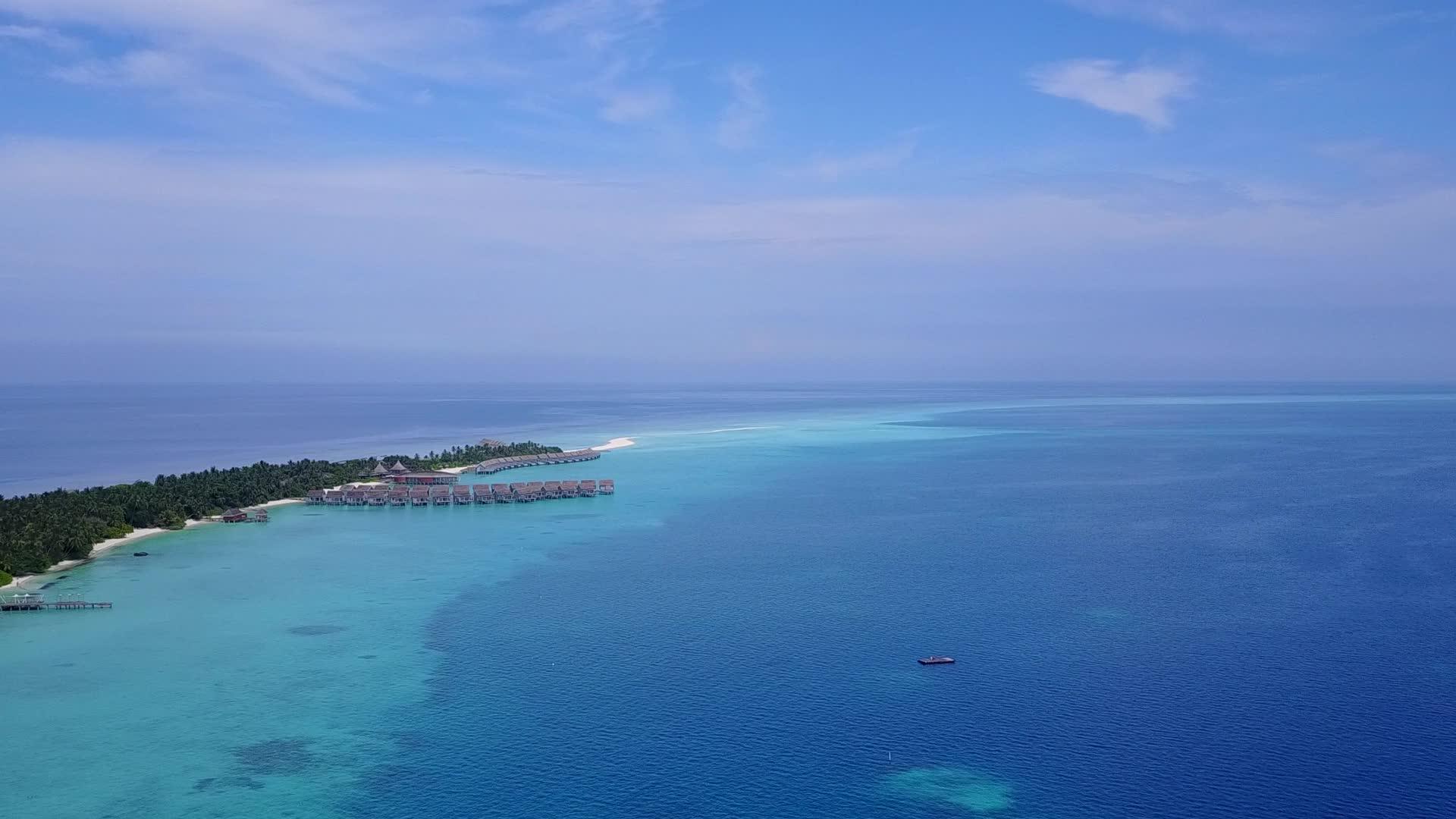 海洋海岸线海滩时间的空中无人机景观是由清澈的泻湖和明亮的视频的预览图