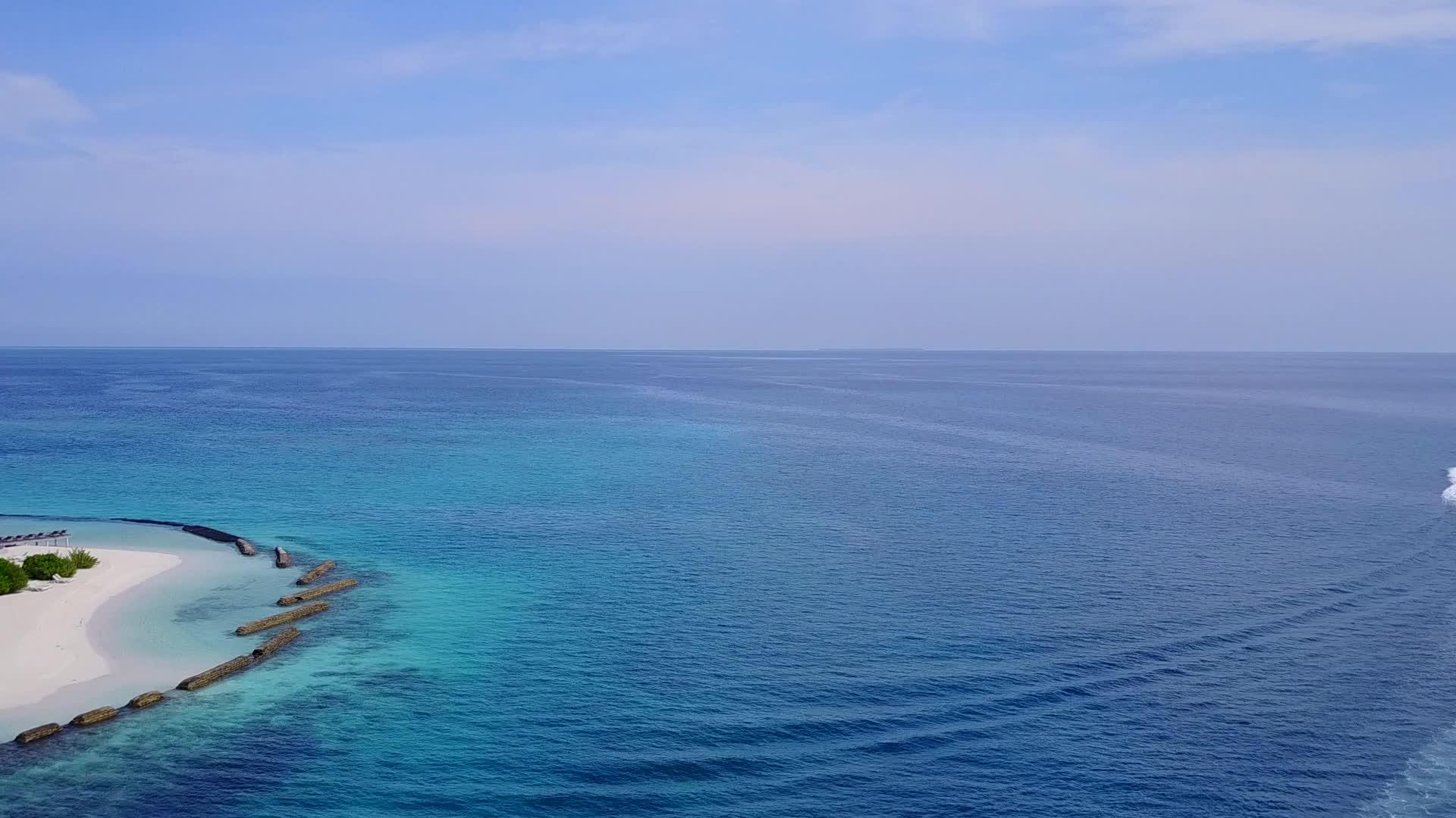 无人驾驶的无人驾驶生物通过白沙海滩的清水视频的预览图