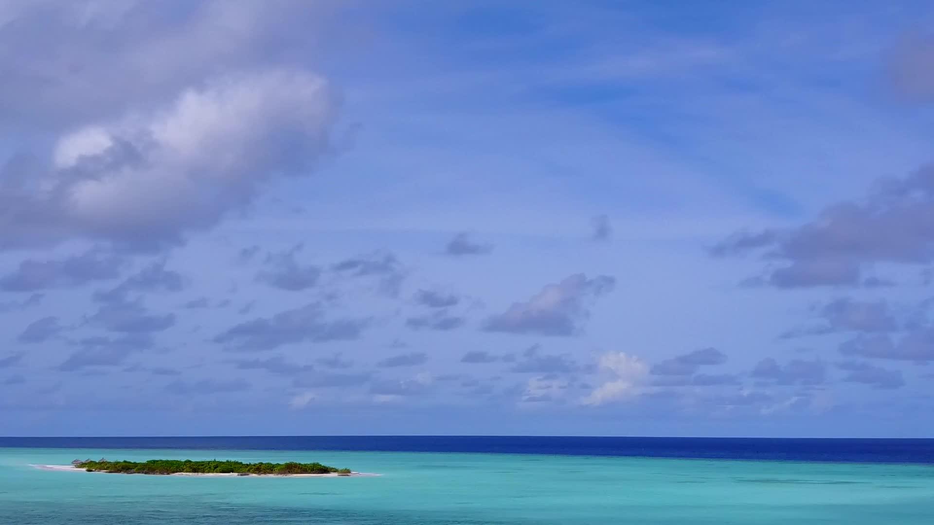 透明的海洋和干净的沙质背景在异国海岸海滩上航行视频的预览图