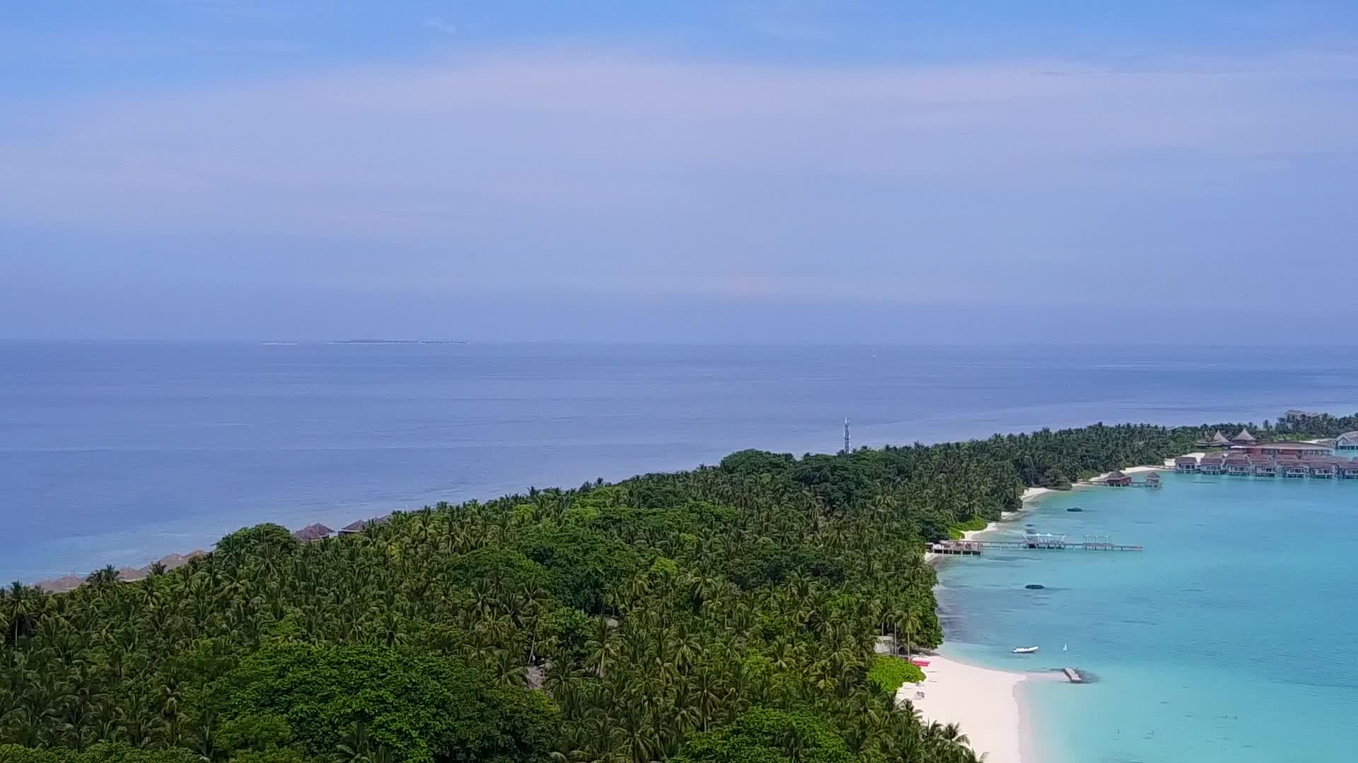 在透明海洋和白色海滩的背景下放松海岸海滩度假的无人机在空中视频的预览图