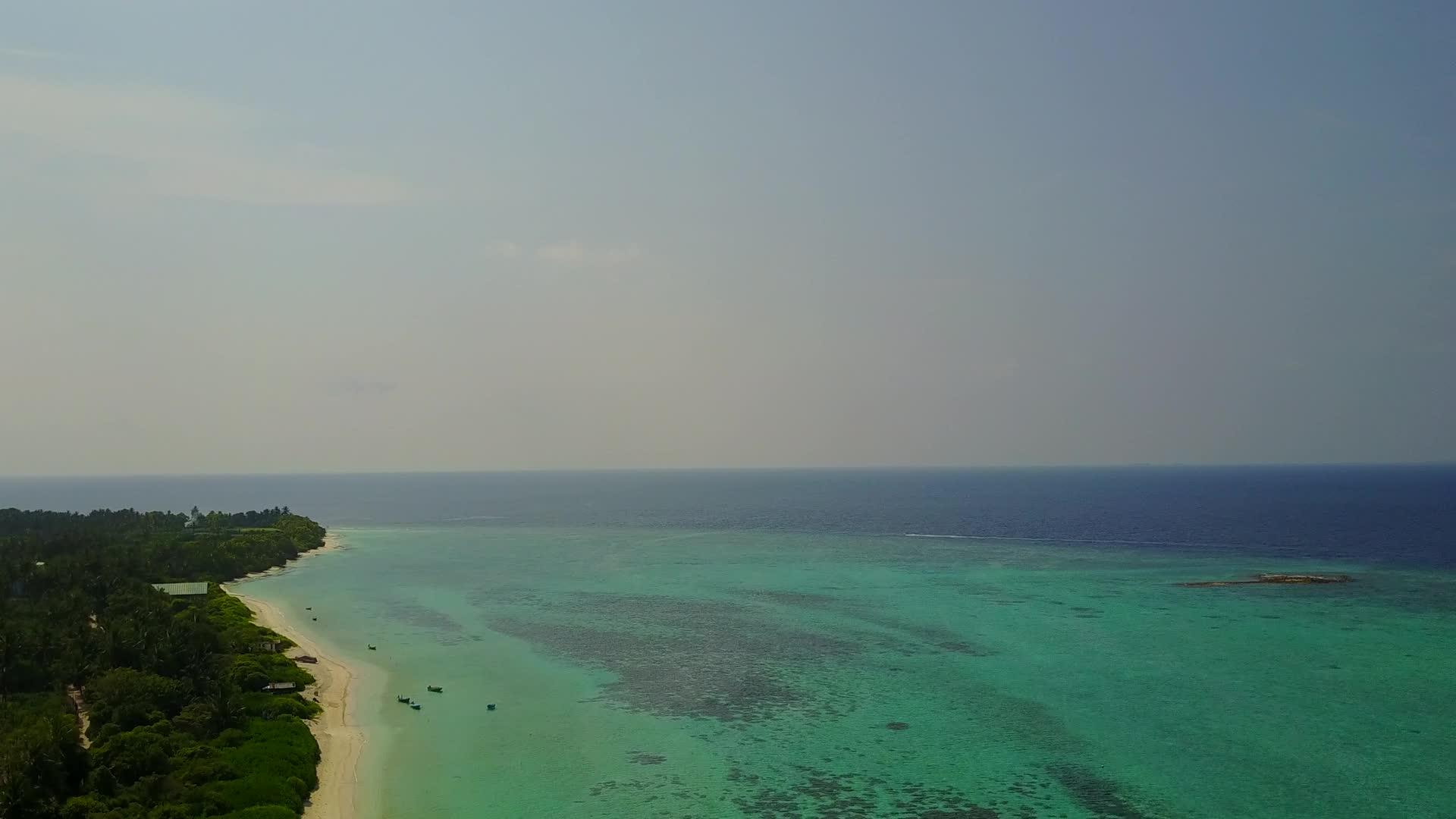 豪华海景海滩的无人机质地被干净的沙质背景蓝水打破视频的预览图