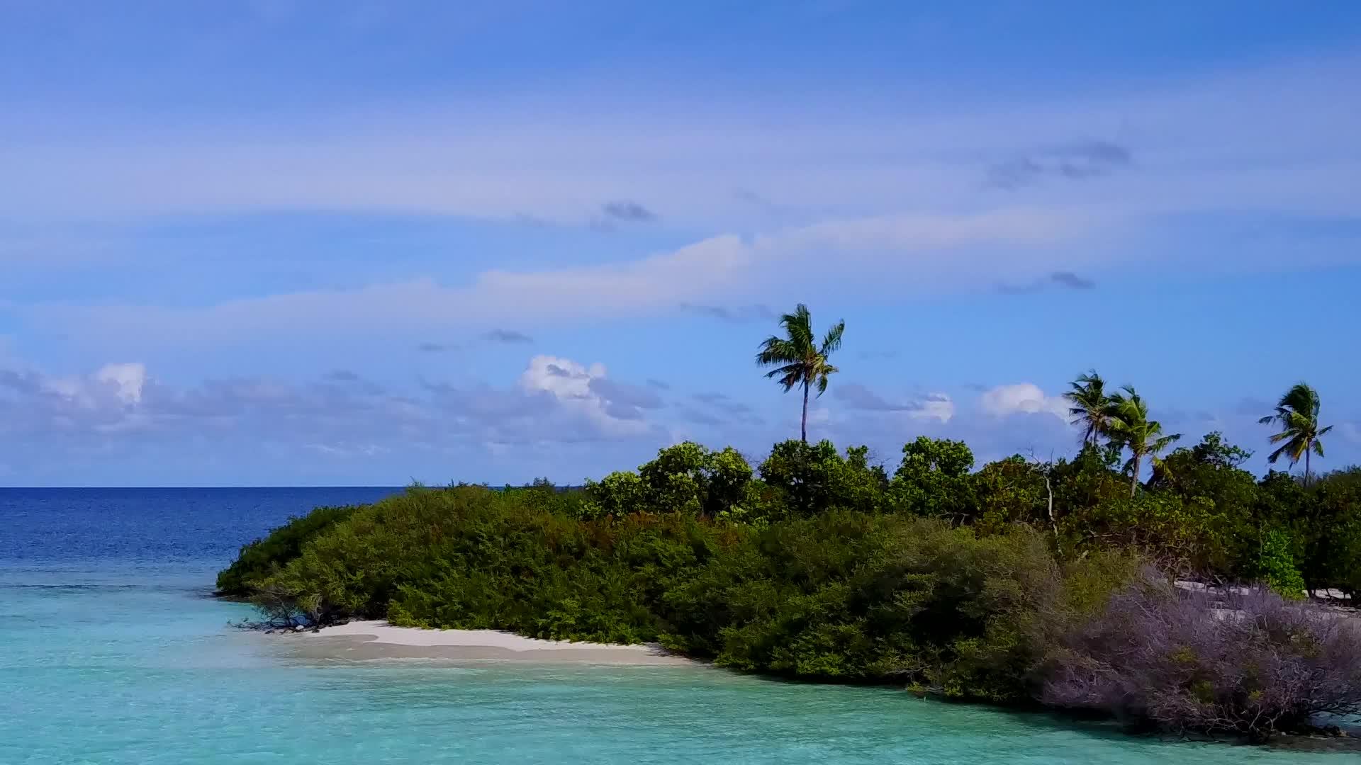 观察蓝色环礁湖和白色沙滩背景下的热带海滩探险天空视频的预览图