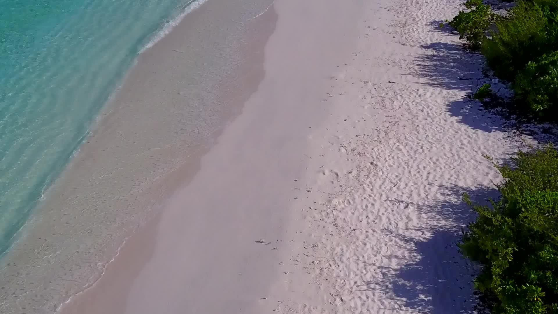 蓝绿色泻湖和白沙海岸海滩生活方式的无人机视频的预览图