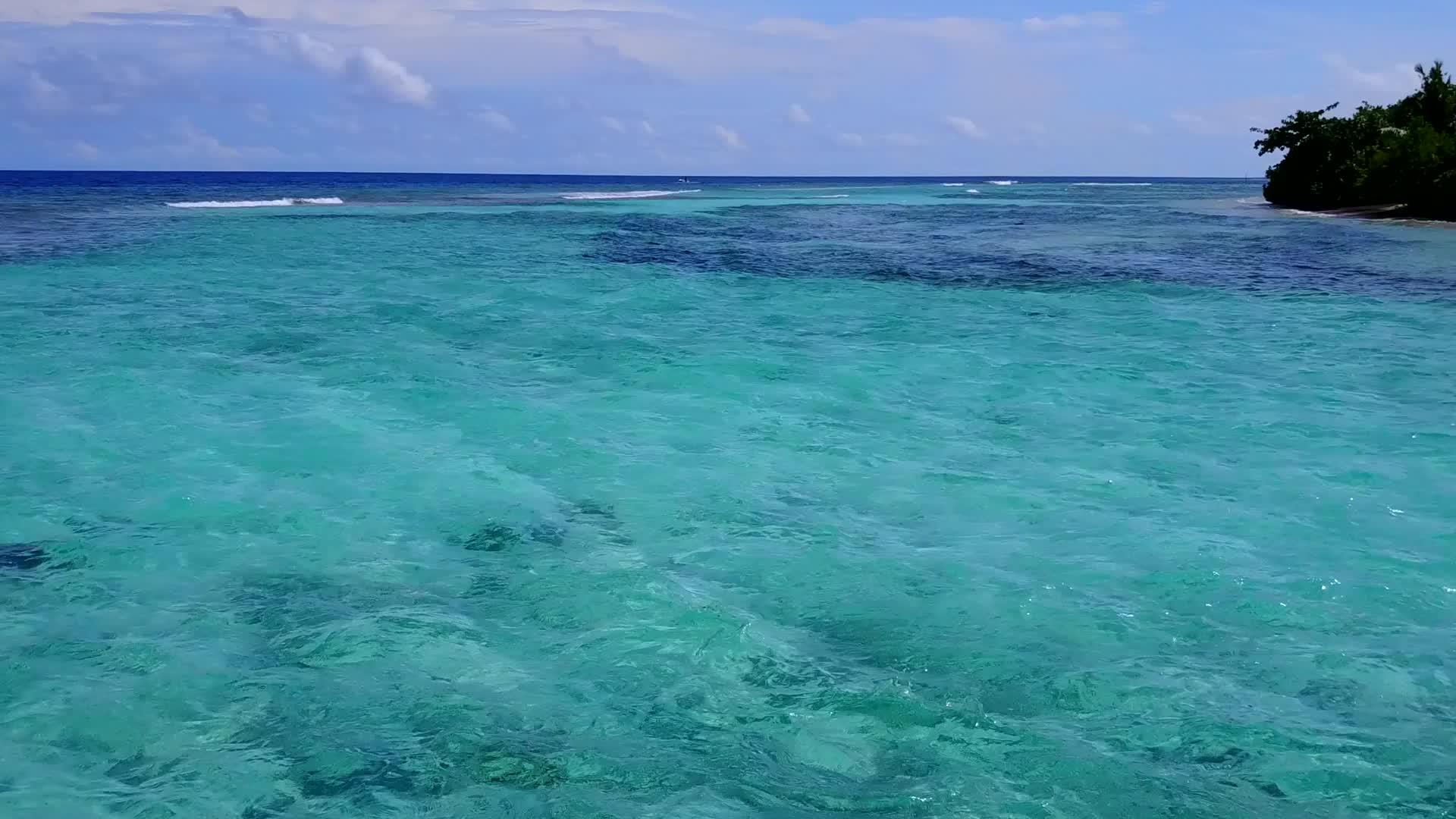 白沙背景的浅环礁湖在伊德利克湾使用无人驾驶飞机视频的预览图