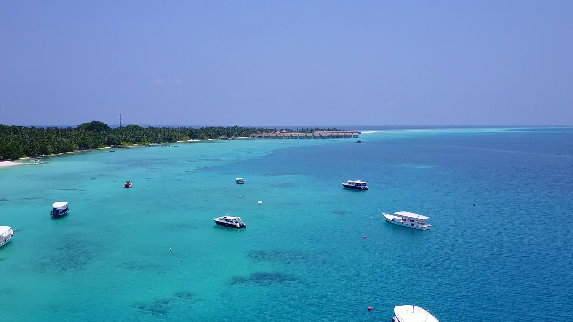 在环礁湖和白色沙滩的清晰背景下拍摄异国情调的海滨海滩断层视频的预览图