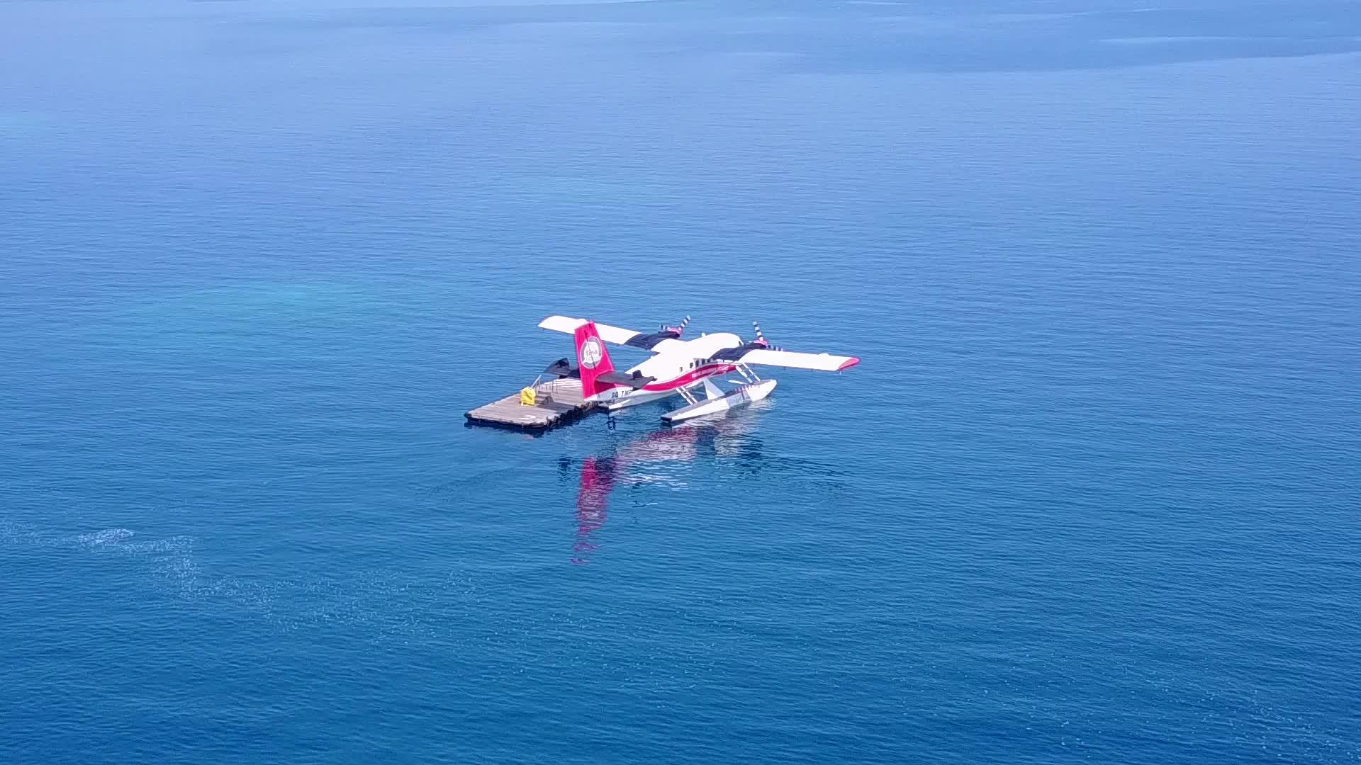 白沙背景蓝水热带海岸线海滩空中无人机旅游视频的预览图