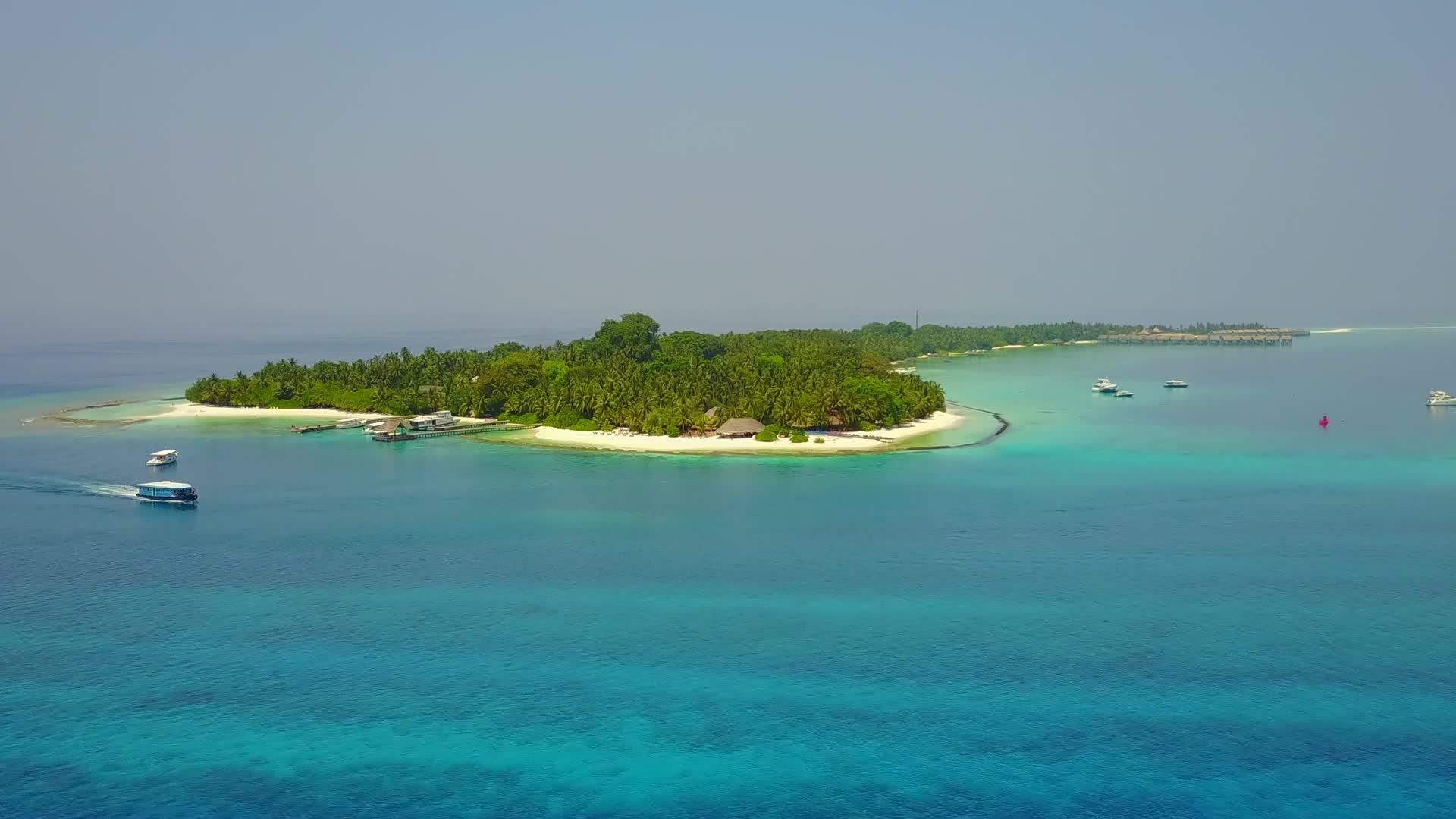 豪华岛屿海滩在蓝色海洋和白色沙沙背景下航行视频的预览图