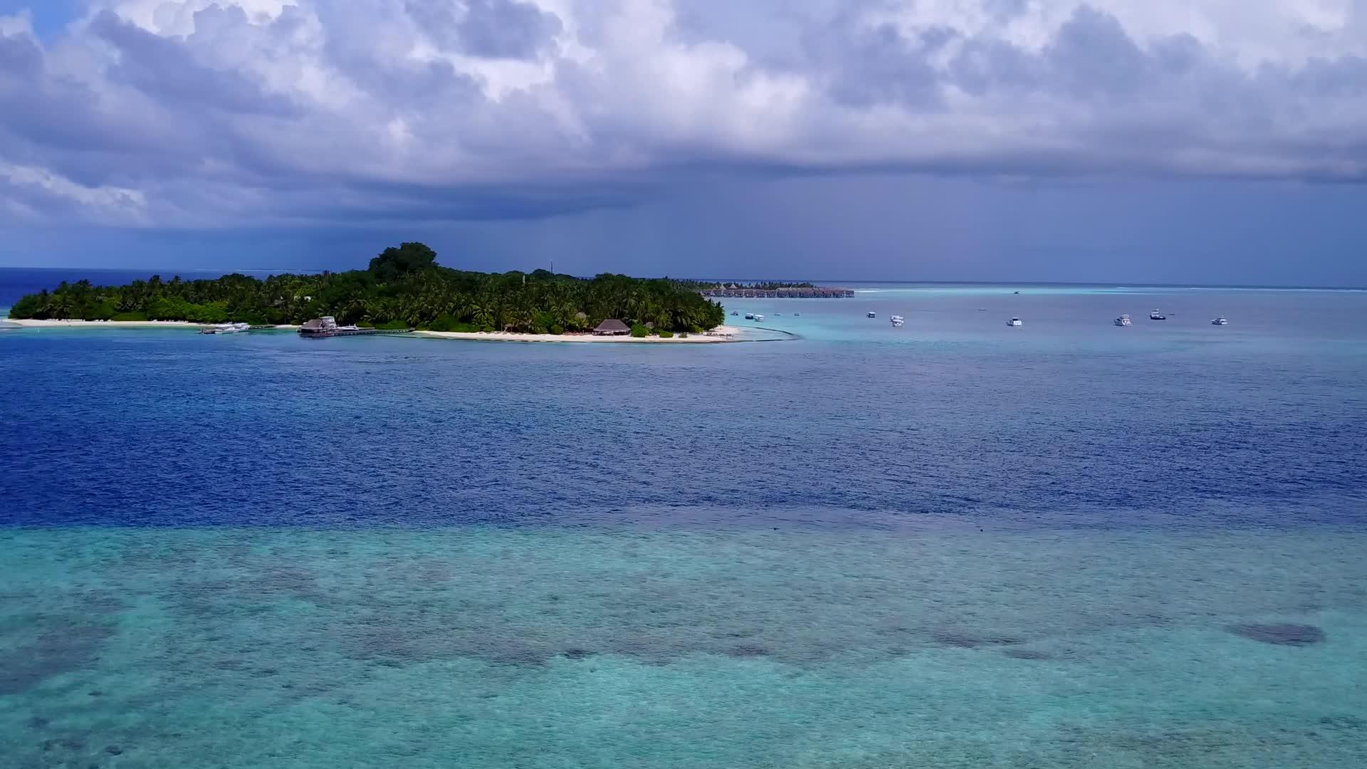 空中无人驾驶通过完美的蓝海和白海的完美海岸线视频的预览图