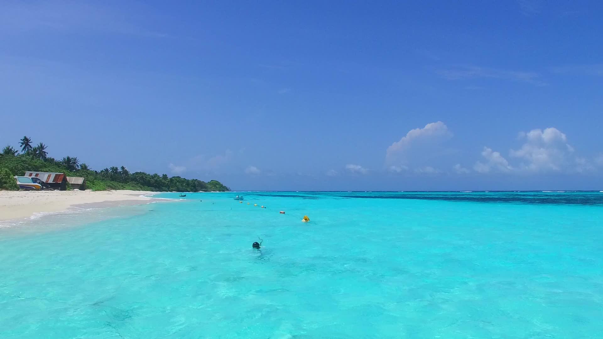 蓝色海洋白色沙底蓝色海洋对外国湾海滩假日的空中无人驾驶飞机视频的预览图