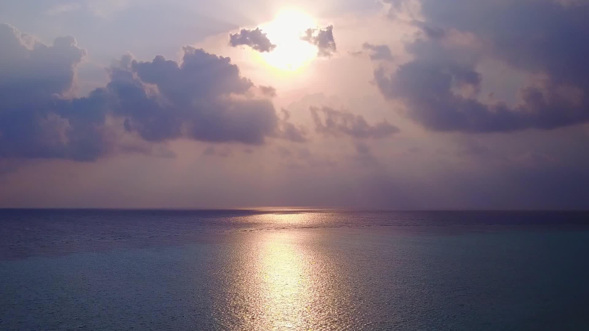 白沙背景水蓝海宁静度假海滩航行无人机空中旅行视频的预览图