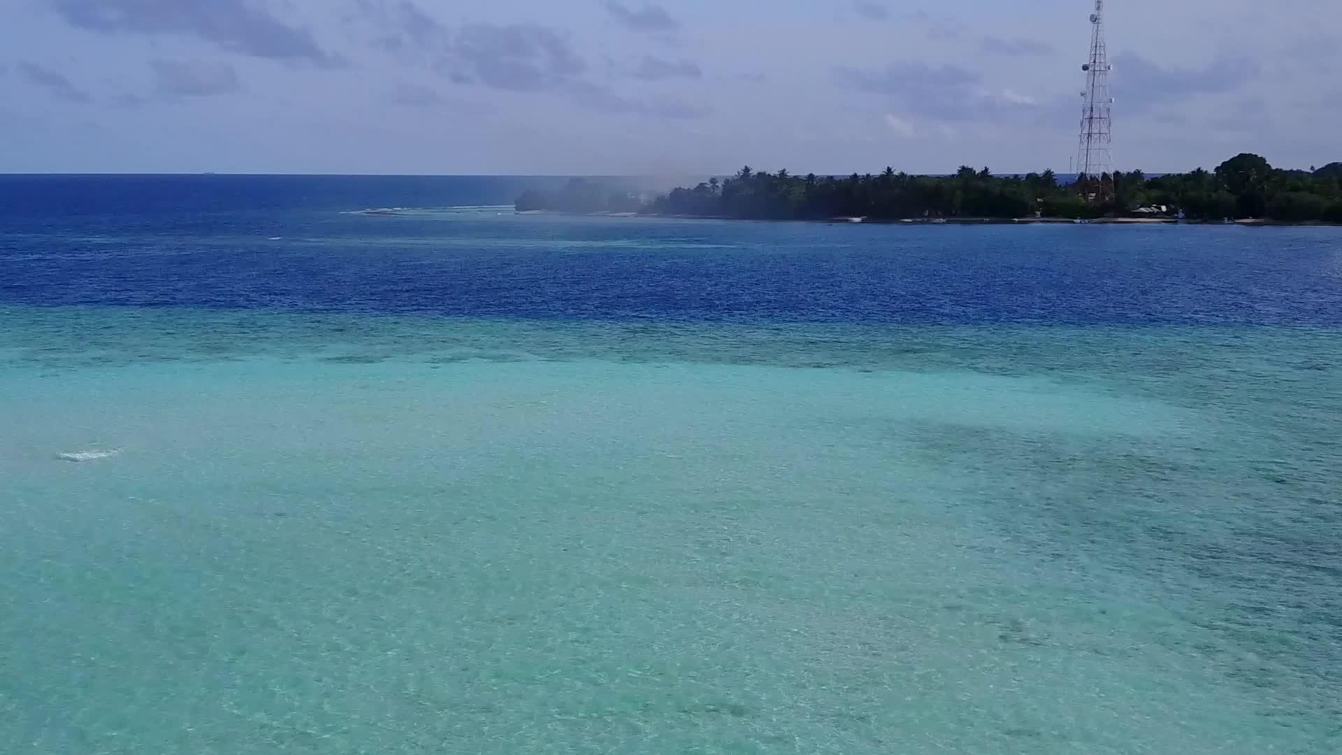 蓝水热带海景海滩度假鸟瞰图的浅沙背景视频的预览图