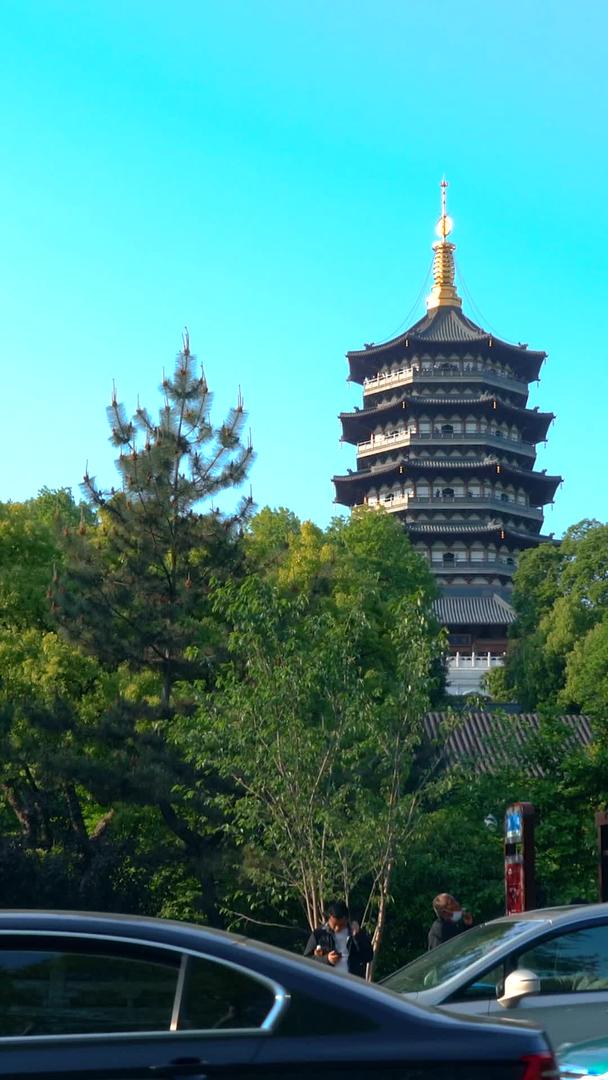 杭州西湖雷峰塔阳光明媚蓝天下视频的预览图