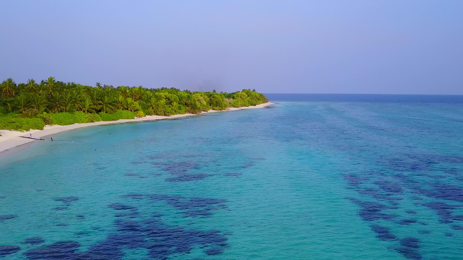 舒适的海滩生活方式以透明的海洋和白色的海滩背景为例视频的预览图