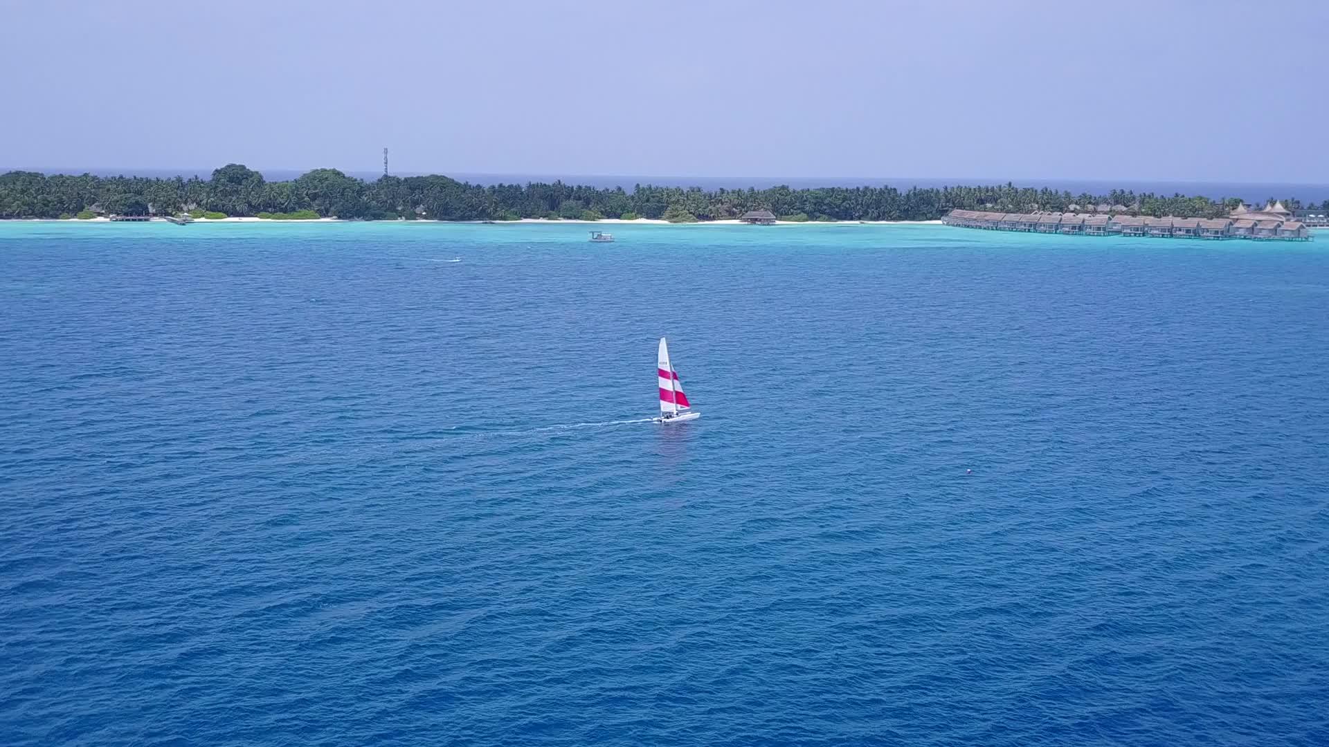 浅水和白色沙滩背景的美丽环礁湖海滩生活方式风景图视频的预览图