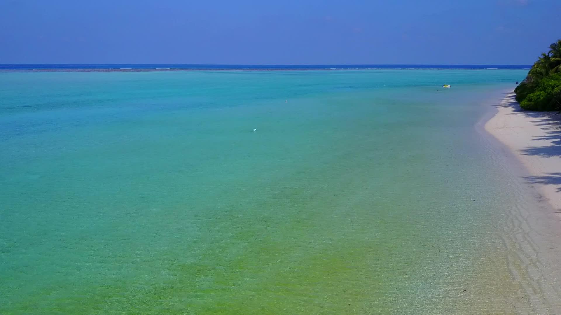 环礁湖以透明的白色沙滩背景巡航和完美的观测视频的预览图