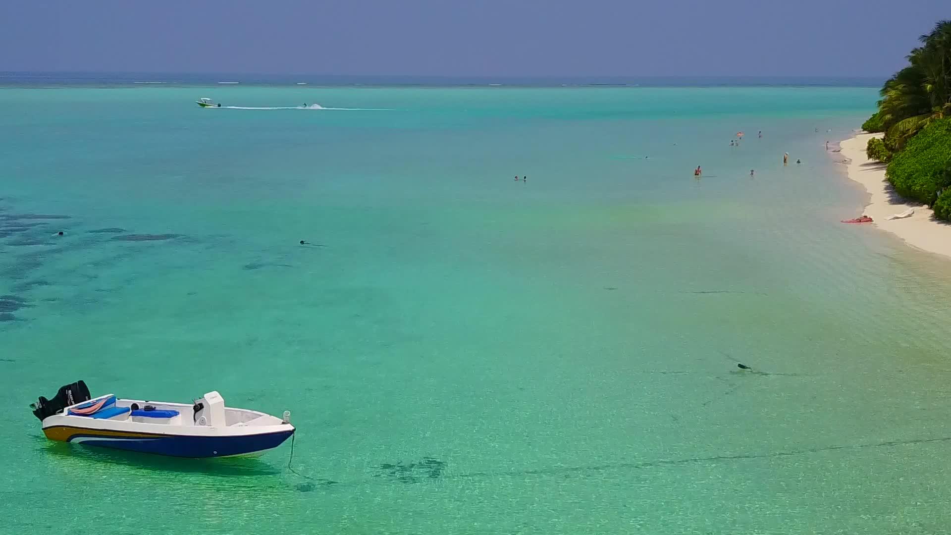 完美的海岸海滩航程以蓝海和白沙为背景视频的预览图