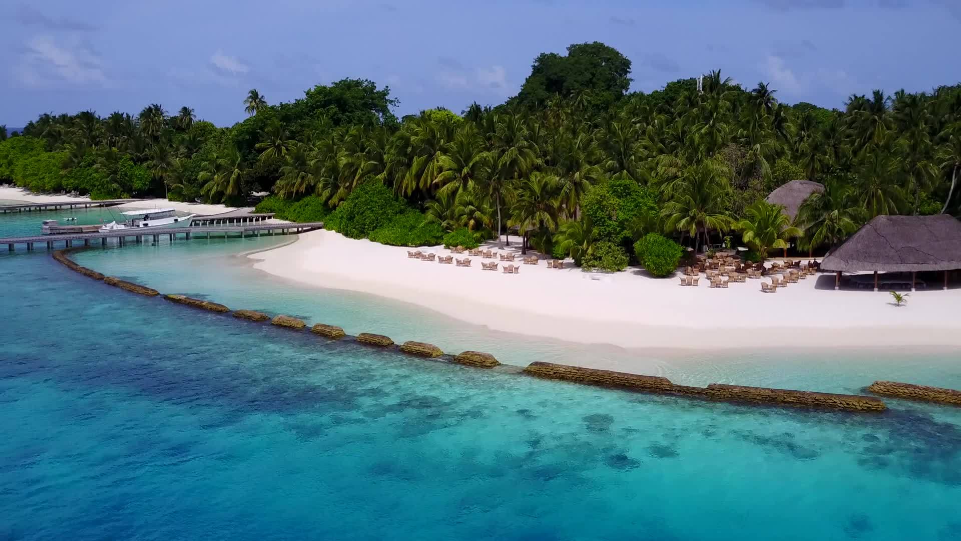 以白色沙滩为背景的蓝色海洋放松旅游海滩航行视频的预览图