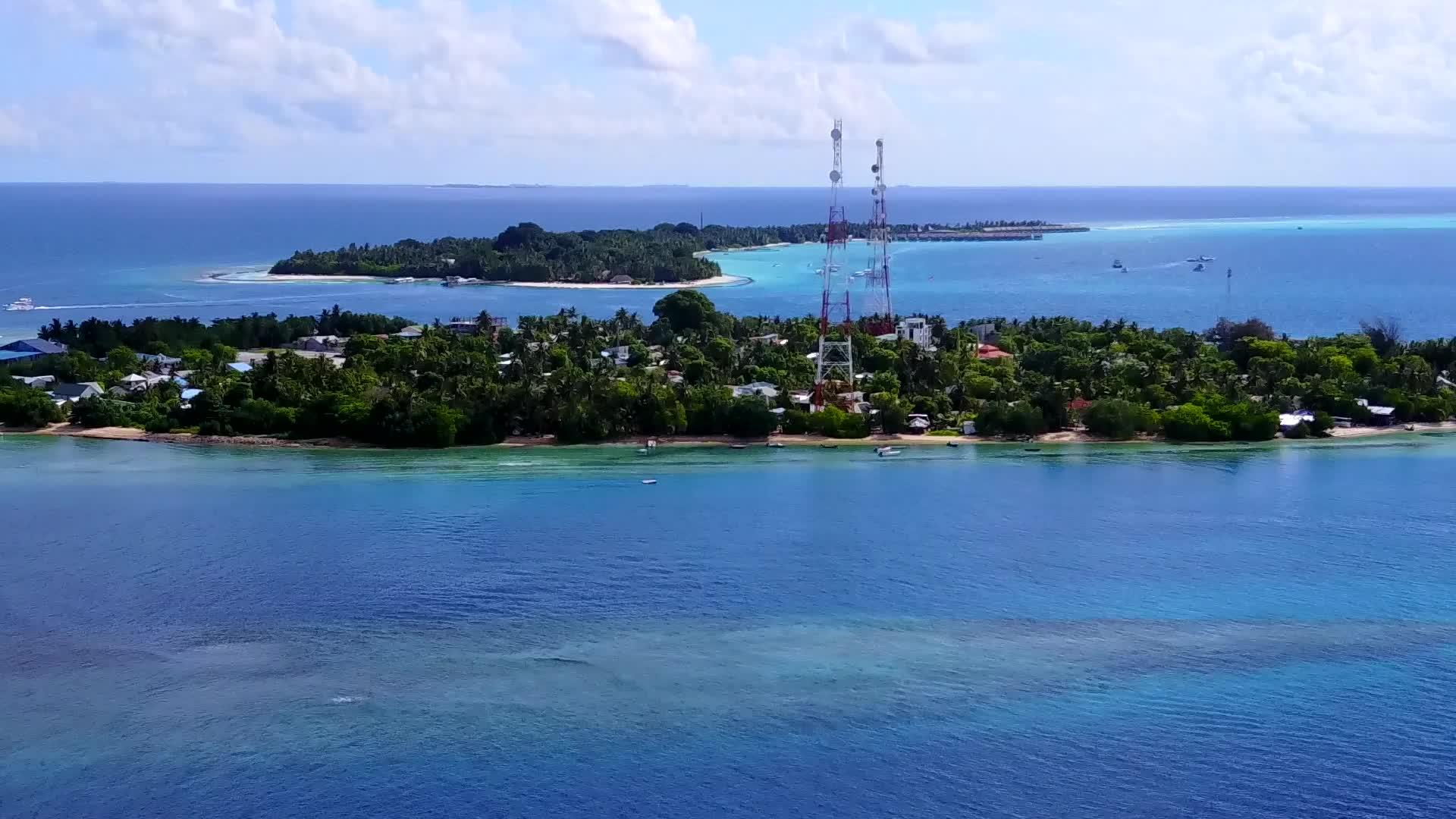 热带海洋观光旅游以蓝绿水和白色沙滩为背景视频的预览图