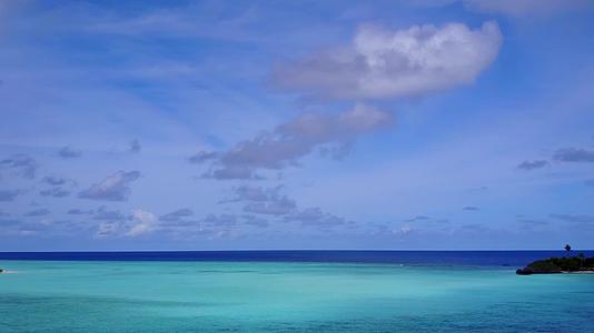 热带环礁湖海滩以白色沙滩为背景视频的预览图