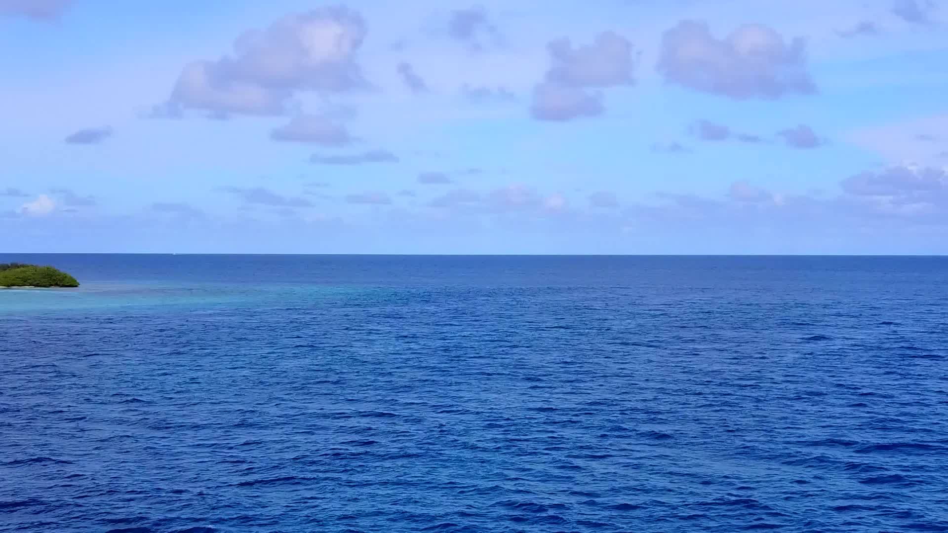 在空中观察热带环礁湖的蓝海和白沙背景视频的预览图