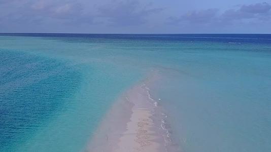 蓝海白沙背景下田园诗般的度假海滩度假空中无人机性质视频的预览图