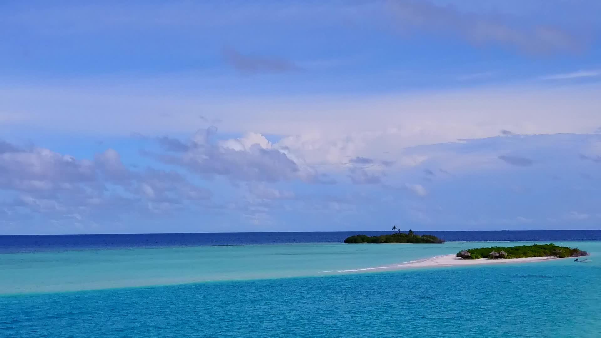 白沙背景蓝绿海观察海滨海滩时间的海洋天空视频的预览图