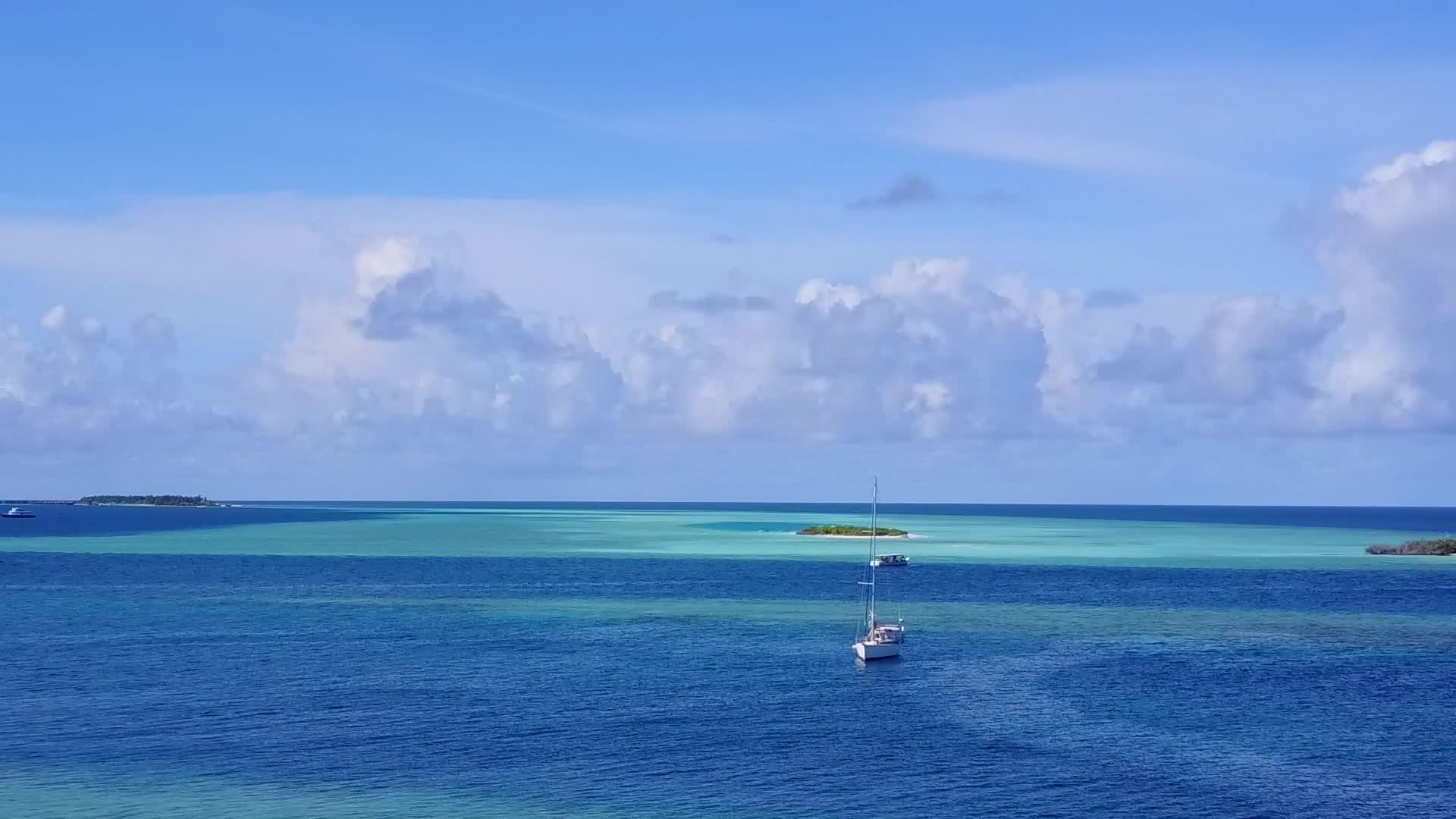 海洋海岸海滩度假的无人机空中海景由清澈的海洋和白色组成视频的预览图