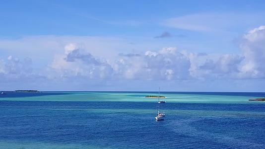 海洋海岸海滩度假的无人机空中海景由清澈的海洋和白色组成视频的预览图
