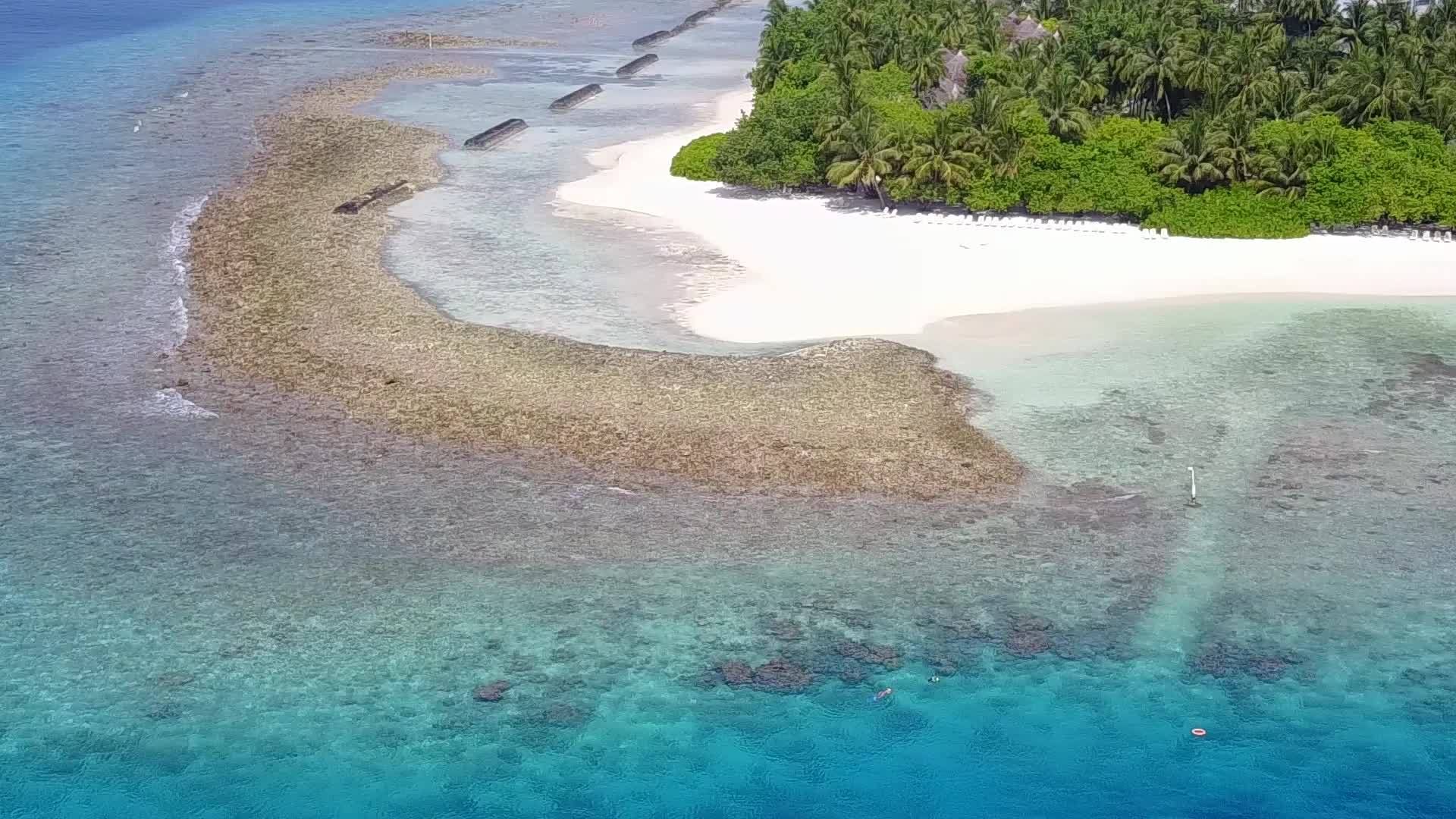 白沙背景蓝水豪华旅游海滩之旅视频的预览图