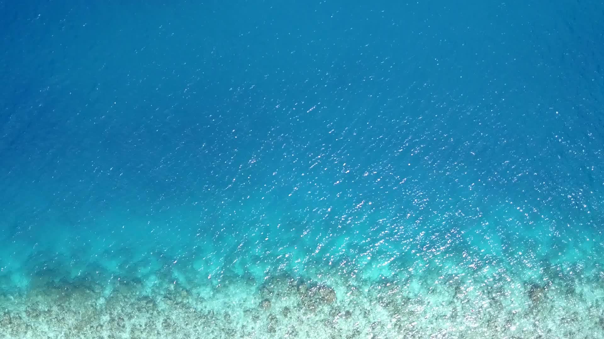 以白沙底浅海为缓慢的海岸海滩假日空抽象摘要视频的预览图